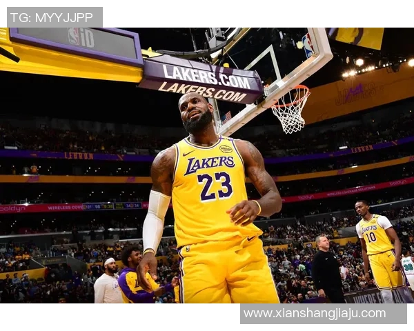 詹姆斯精确制导 海斯起飞空接暴扣打进 詹姆斯精确制导 海斯起飞空接暴扣打进