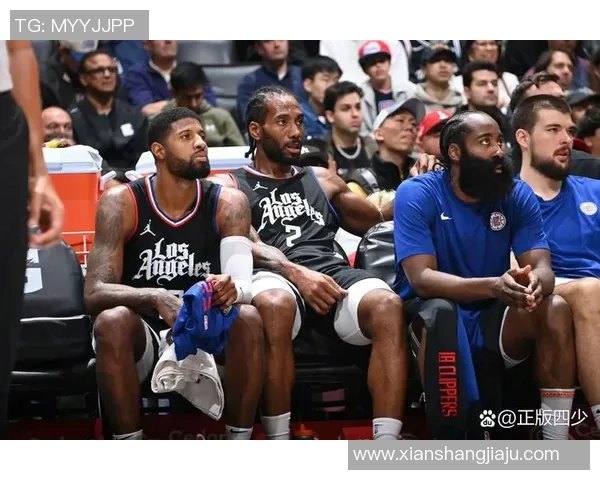 伦纳德单挑詹姆斯 强行三分颠进篮筐